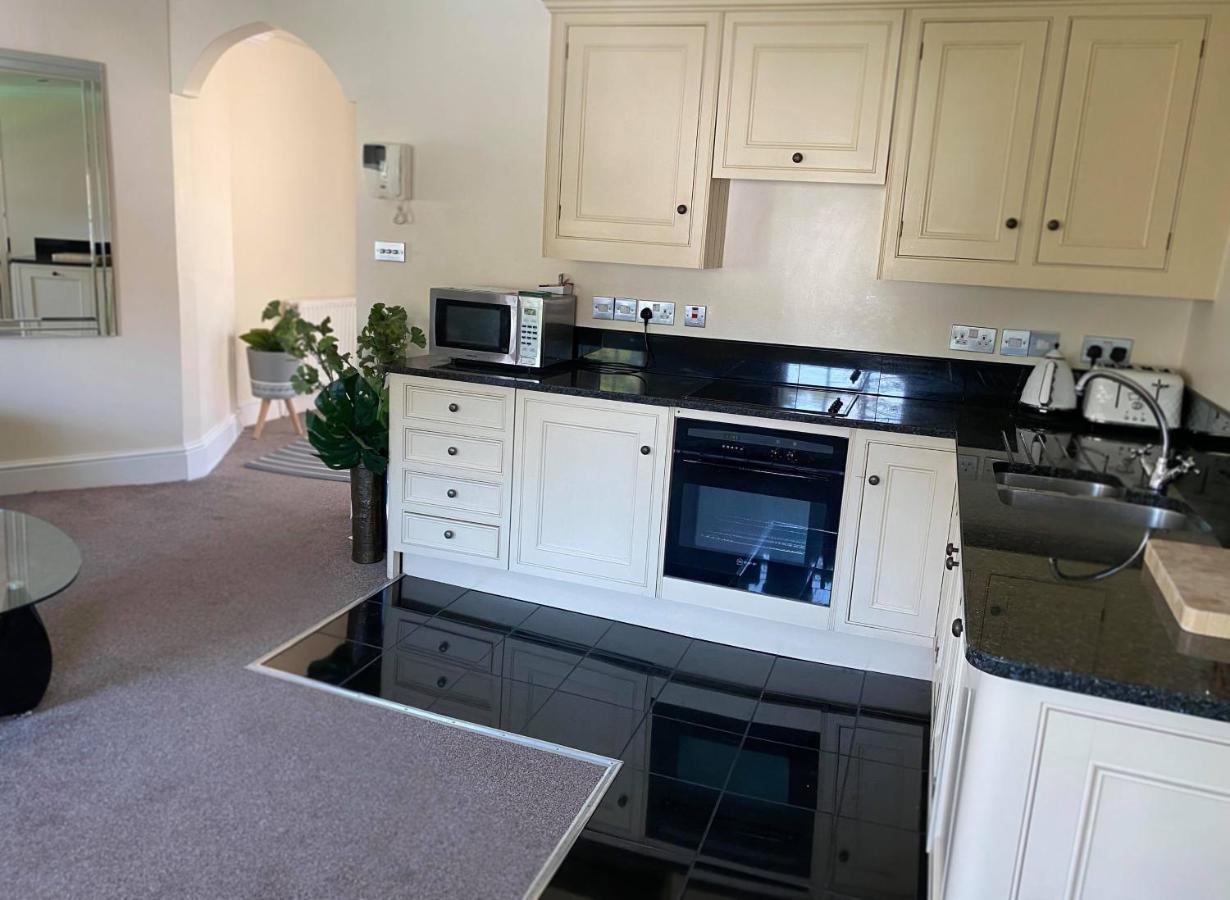 Letting Serviced Apartments - Guards View, Windsor Exterior foto